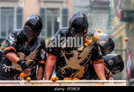 Ivrea, Italie. 09Th Feb 2016. Lanceurs sur Orange panier lutte pendant la Bataille des Oranges qui a lieu chaque année au cours de l'Ivrée Carnaval. Credit : Nicolò Campo/Pacific Press/Alamy Live News Banque D'Images