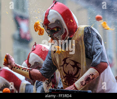 Ivrea, Italie. 09Th Feb 2016. Le lanceur Orange panier combat pendant la Bataille des Oranges qui a lieu chaque année au cours de l'Ivrée Carnaval. Credit : Nicolò Campo/Pacific Press/Alamy Live News Banque D'Images