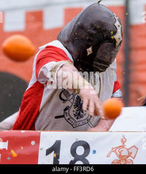 Ivrea, Italie. 09Th Feb 2016. Le lanceur Orange panier combat pendant la Bataille des Oranges qui a lieu chaque année au cours de l'Ivrée Carnaval. Credit : Nicolò Campo/Pacific Press/Alamy Live News Banque D'Images