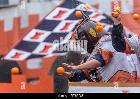 Ivrea, Italie. 09Th Feb 2016. Le lanceur Orange panier combat pendant la Bataille des Oranges qui a lieu chaque année au cours de l'Ivrée Carnaval. Credit : Nicolò Campo/Pacific Press/Alamy Live News Banque D'Images