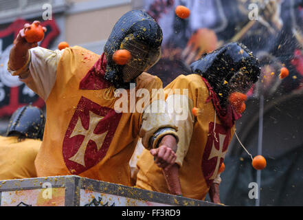 Ivrea, Italie. 09Th Feb 2016. Le lanceur Orange panier combat pendant la Bataille des Oranges qui a lieu chaque année au cours de l'Ivrée Carnaval. Credit : Nicolò Campo/Pacific Press/Alamy Live News Banque D'Images