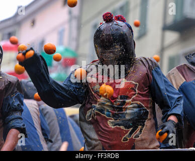 Ivrea, Italie. 09Th Feb 2016. Le lanceur Orange panier combat pendant la Bataille des Oranges qui a lieu chaque année au cours de l'Ivrée Carnaval. Credit : Nicolò Campo/Pacific Press/Alamy Live News Banque D'Images