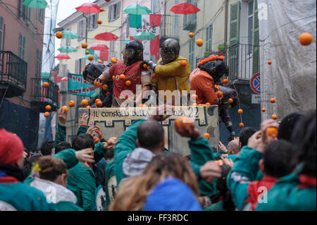 Ivrea, Italie. 09Th Feb 2016. La zone piétonne de lanceurs de l'équipe orange 'Tuchini del Borghetto' lutte contre un panier au cours de la Bataille des Oranges qui a lieu chaque année au cours de l'Ivrée Carnaval. Credit : Nicolò Campo/Pacific Press/Alamy Live News Banque D'Images