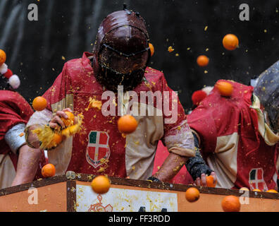 Ivrea, Italie. 09Th Feb 2016. Le lanceur Orange panier combat pendant la Bataille des Oranges qui a lieu chaque année au cours de l'Ivrée Carnaval. Credit : Nicolò Campo/Pacific Press/Alamy Live News Banque D'Images