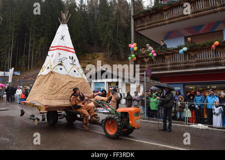 Beckum, Allemagne. 9e février 2016. Le carnaval traditionnel de Nova Levante a lieu dans la place de la ville. Credit : Anca Emanuela Bistrita/Alamy Live News Banque D'Images