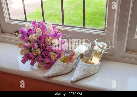 Chaussures de mariée et de fleurs Banque D'Images