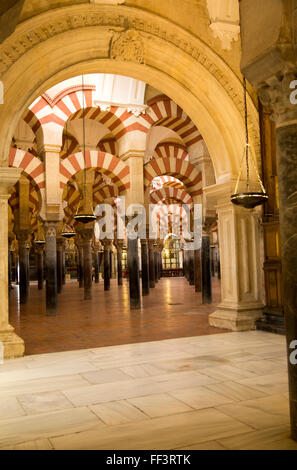 Arches mauresques dans l'ancienne Grande Mosquée Cathédrale maintenant, Cordoue, Espagne Banque D'Images