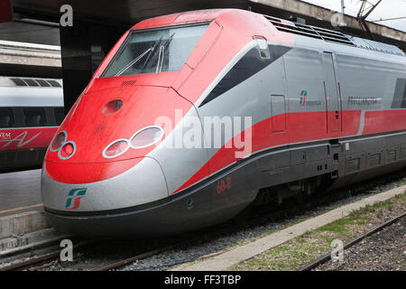 L'Italien Frecciarossa train à la plate-forme, le centre de Rome, Rome, Italie. Banque D'Images