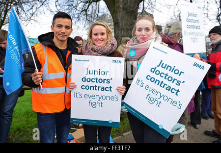 Gloucester, Gloucestershire, Royaume-Uni. 10 Février, 2016. Les médecins hospitaliers Junior à l'extérieur de l'Hôpital Royal Gloucestershire au début de leur grève de 24 heures, les médecins sont en conflit avec le gouvernement sur leurs nouveaux contrats. Crédit : charlie bryan/Alamy Live News Banque D'Images