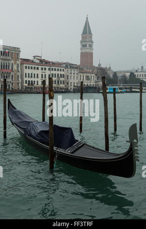 Gondole amarrée sur canal Banque D'Images