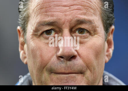 Fichier - Un fichier photo datée du 12 décembre 2015 montre l'entraîneur Huub Stevens Hoffenheim lors de la Bundesliga match de foot entre TSG 1899 Hoffenheim et Hannover 96 dans le Rhein Neckar Arnena à Sinsheim, Allemagne. Photo : UWE ANSPACH/dpa Banque D'Images