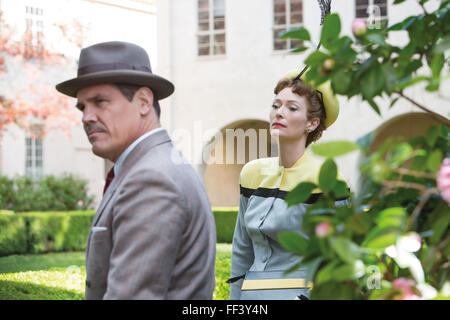 Fichier - Document - Un document sans date photo mis à disposition le 10 février 2016 par Universal Pictures présente Josh Brolin et Tilda Swinton dans une scène du film 'Hail, Caesar !' Le film de Joel et Ethan Coen ouvrira le 66e Festival International du Film le 11 février 2016. La Berlinale se déroule du 11 février au 21 février 2016. Photo : Alison Cohen Rosa/Universal Pictures/Berlinale/dpa (à l'ATTENTION DES RÉDACTEURS : usage éditorial qu'en relation avec les rapports actuels et obligatoire de crédit source jusqu'au 21 mars 2016.) Banque D'Images