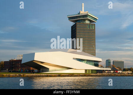 EYE Film Institute building (premier plan) et l'A'DAM Toren tour bâtiment dans la capitale néerlandaise Amsterdam. Aux Pays-Bas. Banque D'Images