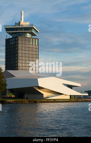 EYE Film Institute building (premier plan) et l'A'DAM Toren tour bâtiment dans la capitale néerlandaise Amsterdam. Aux Pays-Bas. Banque D'Images