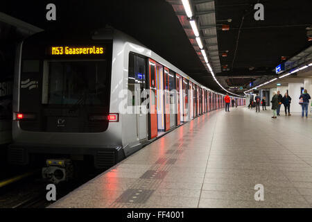 Metro train de tube : portes ouvertes, mais à la fermeture (signalé par un feu rouge feu rouge). La gare centrale la ligne 53 à Gaasperplas. Amsterdam Banque D'Images