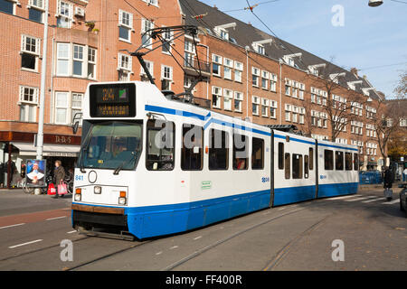 La ligne 24 de tramway néerlandais qui traverse le centre d'Amsterdam. La Hollande, les Pays-Bas. Banque D'Images