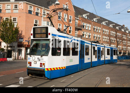 La ligne 5 de tramway néerlandais qui traverse le centre d'Amsterdam. La Hollande, les Pays-Bas. Banque D'Images