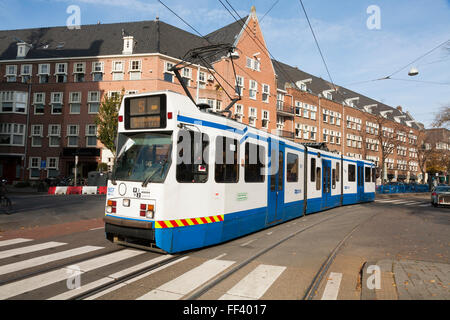 La ligne 5 de tramway néerlandais qui traverse le centre d'Amsterdam. La Hollande, les Pays-Bas. Banque D'Images