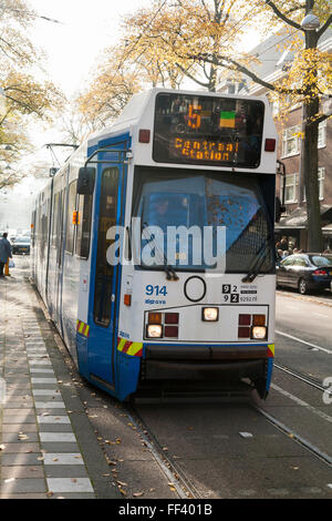 La ligne 5 de tramway néerlandais qui traverse le centre d'Amsterdam. La Hollande, les Pays-Bas. Banque D'Images