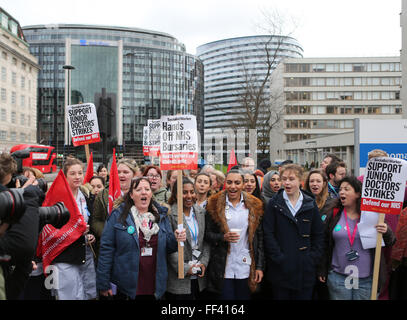 Londres, Royaume-Uni. 10 fév, 2016. Protestation des manifestants dans le centre de Londres au cours d'une réception ouverte 24h les médecins en grève pour les salaires et les conditions de travail à Londres, Angleterre le 10 février 2016. Des milliers de jeunes médecins n'a commencé une deuxième grève dans des hôpitaux britanniques le mercredi contre les nouvelles conditions de travail et les taux de rémunération. Les médecins -- tous les medecins ci-dessous niveau consultant -- fournissent des soins d'urgence seulement, de 8:00am (GMT) en 0800 la grève de 24 heures. Credit : Han Yan/Xinhua/Alamy Live News Banque D'Images