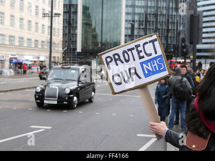 Londres, Royaume-Uni. 10 fév, 2016. Protestation des manifestants dans le centre de Londres au cours d'une réception ouverte 24h les médecins en grève pour les salaires et les conditions de travail à Londres, Angleterre le 10 février 2016. Des milliers de jeunes médecins n'a commencé une deuxième grève dans des hôpitaux britanniques le mercredi contre les nouvelles conditions de travail et les taux de rémunération. Les médecins -- tous les medecins ci-dessous niveau consultant -- fournissent des soins d'urgence seulement, de 8:00am (GMT) en 0800 la grève de 24 heures. Credit : Han Yan/Xinhua/Alamy Live News Banque D'Images