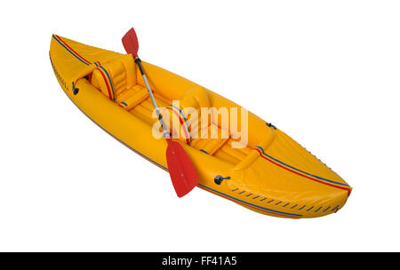 Kayak en plastique jaune isolé sur blanc. L'horizontale Banque D'Images