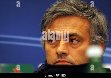 KIEV, UKRAINE - 3 novembre : l'entraîneur-chef d'Interazionale FC Milano Jose Mourinho semble sur lors d'une conférence de presse avant l'UE Banque D'Images