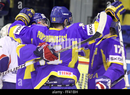 Kiev, UKRAINE - le 17 avril 2011 : l'équipe ukrainienne réagir après avoir marqué contre la Grande-Bretagne au cours de leur championnat du monde de hockey sur glace Banque D'Images