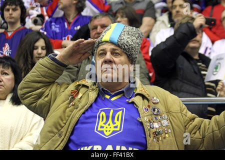 Kiev, UKRAINE - le 17 avril 2011 : Ukrainian fans écouter l'hymne lors de championnat du monde de hockey 2009-DIV I GROUPE B match contre la Grande-Bretagne le 17 avril 2011 à Kiev, Ukraine Banque D'Images