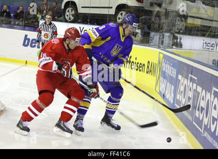 Kiev, UKRAINE - le 20 avril 2011 : Andriy Mikhnov de l'Ukraine (R) lutte pour une rondelle avec Grzegorz Pasiut de Pologne au cours de leur championnat du monde de hockey 2009-DIV I GROUPE B match le 20 avril 2011 à Kiev, Ukraine Banque D'Images