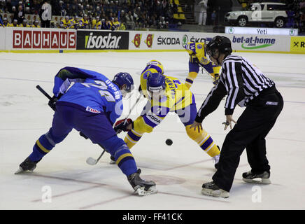 Kiev, UKRAINE - 23 avril 2011 : Dmitri Upper du Kazakhstan (L) lutte pour une rondelle avec Oleg Shafarenko de l'Ukraine au cours de leur championnat du monde de hockey 2009-DIV I GROUPE B match le 23 avril 2011 à Kiev, Ukraine Banque D'Images