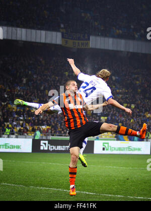 Kiev, UKRAINE - 16 avril 2014 : Domagoj Vida de FC Dynamo Kyiv (R) se bat pour une balle avec Yaroslav Rakitskiy de FC Shakhtar Donetsk lors de leur match de championnat de l'Ukraine au stade Olimpiyskiy NSC Banque D'Images