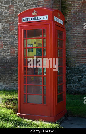 Défibrillateur dans une ancienne boîte de téléphone rouge traditionnel. East Hendred village Oxfordshire HOMER SYKES Banque D'Images