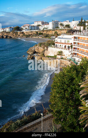 La vue depuis le Balcon de Europa en Espagne station balnéaire de Nerja, sur la Costa del Sol Espagne Banque D'Images