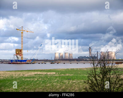 La construction du nouveau pont Mersey Gateway sur la rivière Mersey de Runcorn à Widnes. Fiddlers Ferry power station dans le Banque D'Images