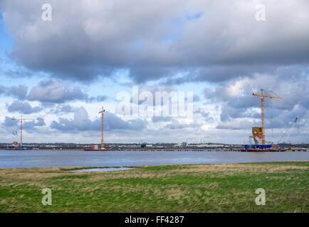 La construction du nouveau pont Mersey Gateway sur la rivière Mersey de Runcorn à Widnes. Banque D'Images