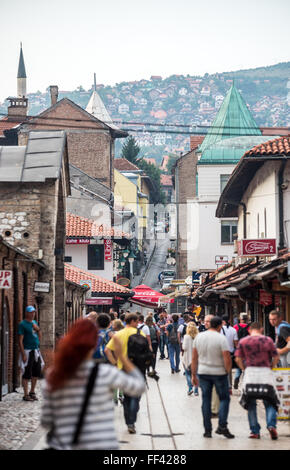 Rue piétonne à Bascarsija quartier historique de Sarajevo, Bosnie-Herzégovine Banque D'Images