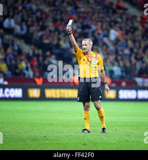 L'arbitre Martin Atkinson (Angleterre) montre une carte jaune au cours de l'UEFA Europa League dernier match FC Dnipro vs FC Séville Banque D'Images