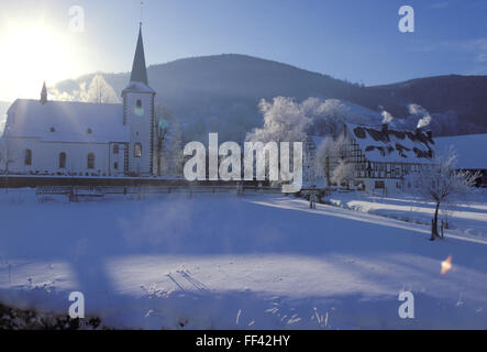 DEU, l'Allemagne, région du Sauerland, le village 1443. DEU, Allemagne, Sauerland, die 1443 Ortschadt im Schnee. Banque D'Images