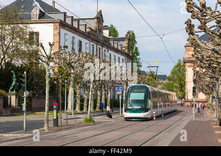 STRASBOURG, FRANCE - Le 6 mai 2013 : Le tramway moderne (modèle 403 Citadis d'Alstom) sur une rue de Strasbourg, Alsace, France. Réseau de tramway actuel dispose de 6 lignes avec une longueur totale de 40,7 km route Banque D'Images