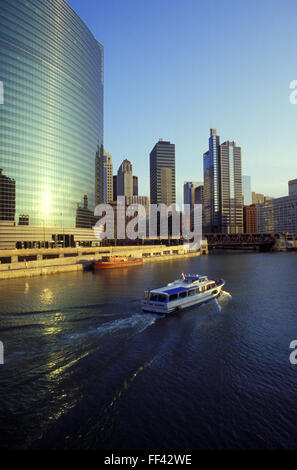 USA, États-Unis d'Amérique, Chicago, bâtiment 333 West Wacker Drive à la rivière Chicago. USA, Europa Amerik Banque D'Images