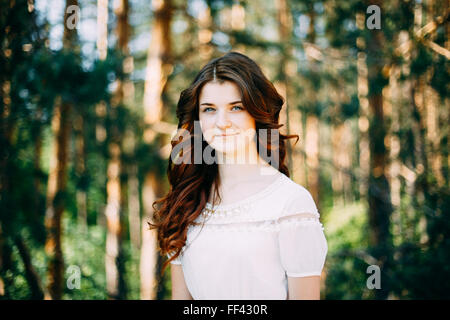 Close Up Portrait of Young Happy Beauty Red Hair Girl In White Dress en parc d'été Banque D'Images