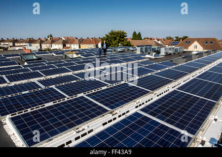 Le 25 kW gamme de panneaux solaires sur le toit de Knowle West Media Center. Soutenu par l'énergie de Bristol, une communauté de l'énergie, une plus grande coopération croissante du Bristol vert local offre d'énergie et faire les avantages accessibles à tous. Bristol, Royaume-Uni. Banque D'Images