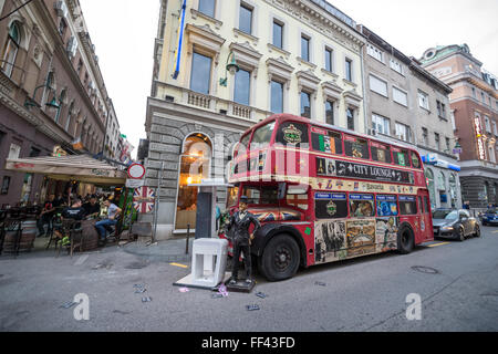 La double-decker bus en face de City Lounge Restaurant à Zelenih beretki Street à Sarajevo, Bosnie-Herzégovine Banque D'Images