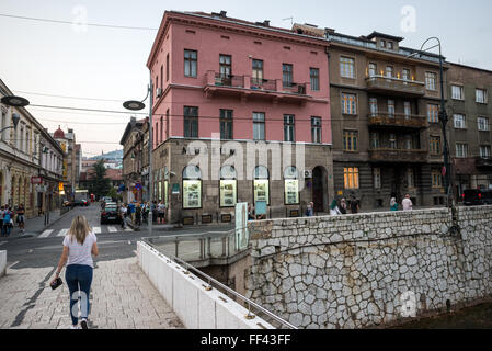 Un lieu d'assassinat de l'archiduc François-Ferdinand d'Autriche et l'édifice du Musée, la vieille ville de Sarajevo, Bosnie-Herzégovine Banque D'Images