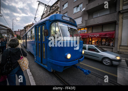 Tramways à Obala Kulina Bana à la vieille ville de Sarajevo, Bosnie-Herzégovine Banque D'Images