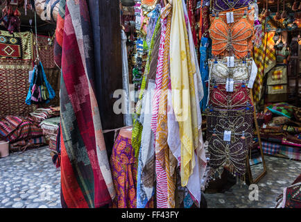 Boutique Textile sur cour de Morica bâtiment Han à Bascarsija quartier historique de Sarajevo, Bosnie-Herzégovine Banque D'Images