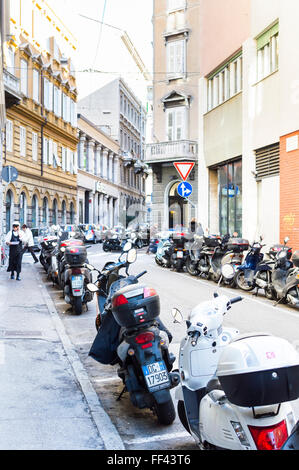 Trieste, Italie - 5 Février 2016 : les motos garées dans les zones désignées. Banque D'Images