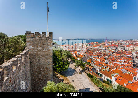 Vue depuis les remparts de Castelo de Sao Jorge, le Château Saint-Georges, Lisbonne, Portugal Banque D'Images