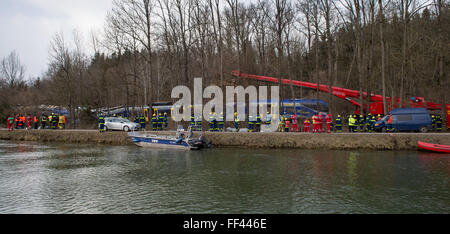 Bad Aibling, Allemagne. 10 fév, 2016. Une grue fonctionne comme la récupération des deux épaves train commence à l'emplacement d'un accident ferroviaire près de Bad Aibling, Allemagne, 10 février 2016. Les trains en ce moment bien calés les uns contre les autres doivent être séparés et récupéré en pièces détachées. Deux trains de banlieue Méridien de société ferroviaire privée Bayerische Oberlandbahn a heurté de plein fouet à grande vitesse sur la ligne à voie unique entre Holzkirchen et Rosenheim le 09 février 2016. Dix personnes sont mortes dans l'accident. Photo : PETER KNEFFEL/dpa/Alamy Live News Banque D'Images